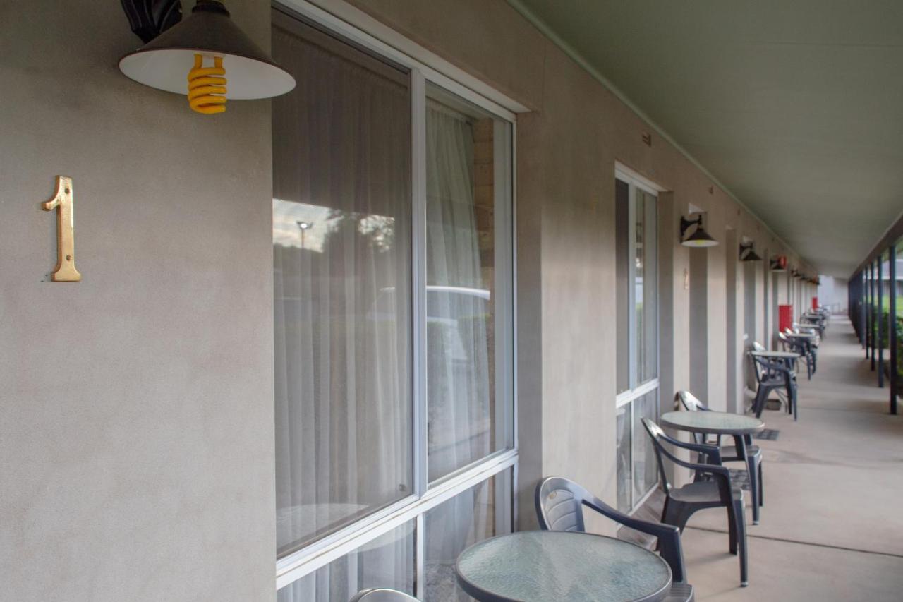 Burringa Garden Motel Wagga Wagga Extérieur photo